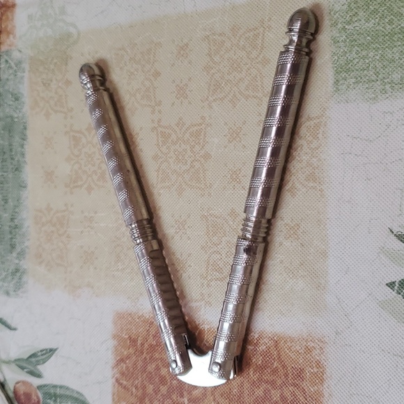 Vintage 1940's Quackenbush HMQ Chrome Embossed Sping Loaded Jointed Nutcracker - Picture 3 of 3